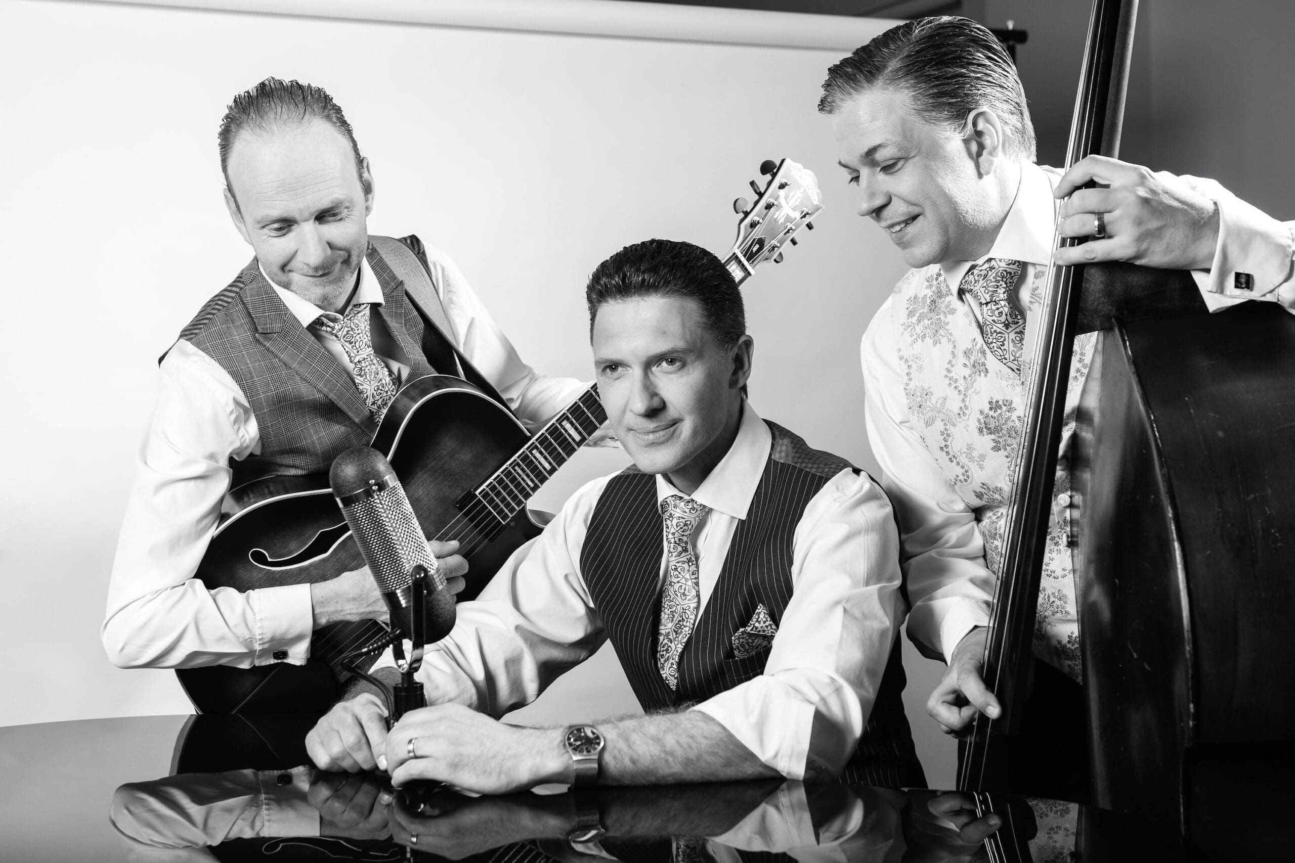 Robin Phillips sings and plays Nat King Cole